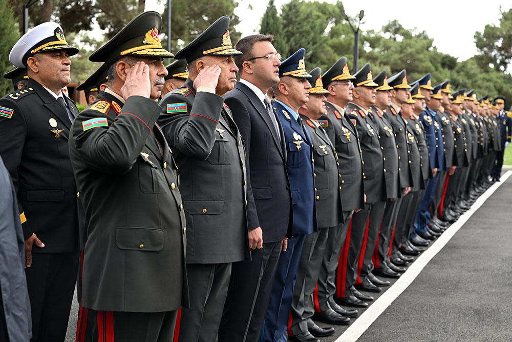 Müdafiə Nazirliyinin kolektivi şəhidlərin xatirəsini yad edib