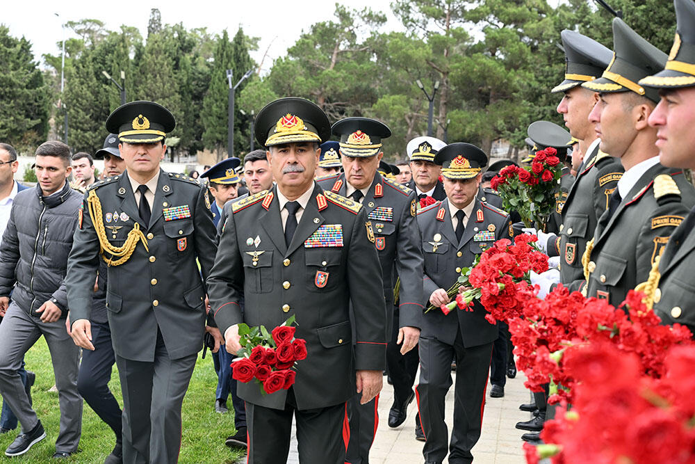 Müdafiə Nazirliyinin kolektivi şəhidlərin xatirəsini yad edib