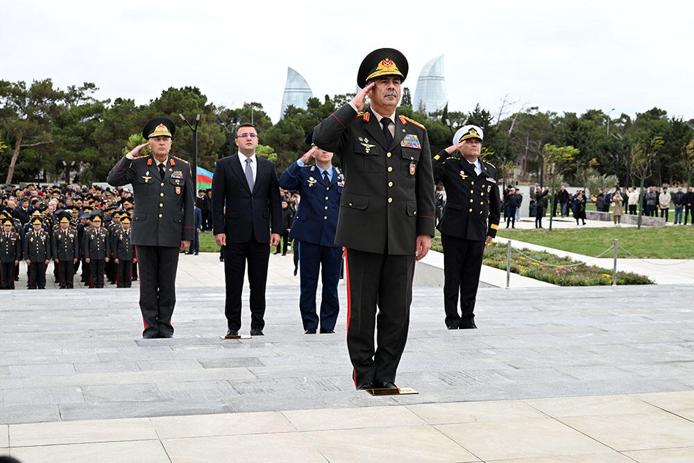 Müdafiə Nazirliyinin kolektivi şəhidlərin xatirəsini yad edib