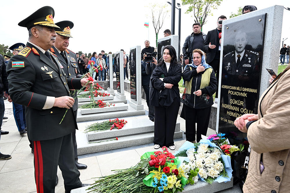 Müdafiə Nazirliyinin kolektivi şəhidlərin xatirəsini yad edib