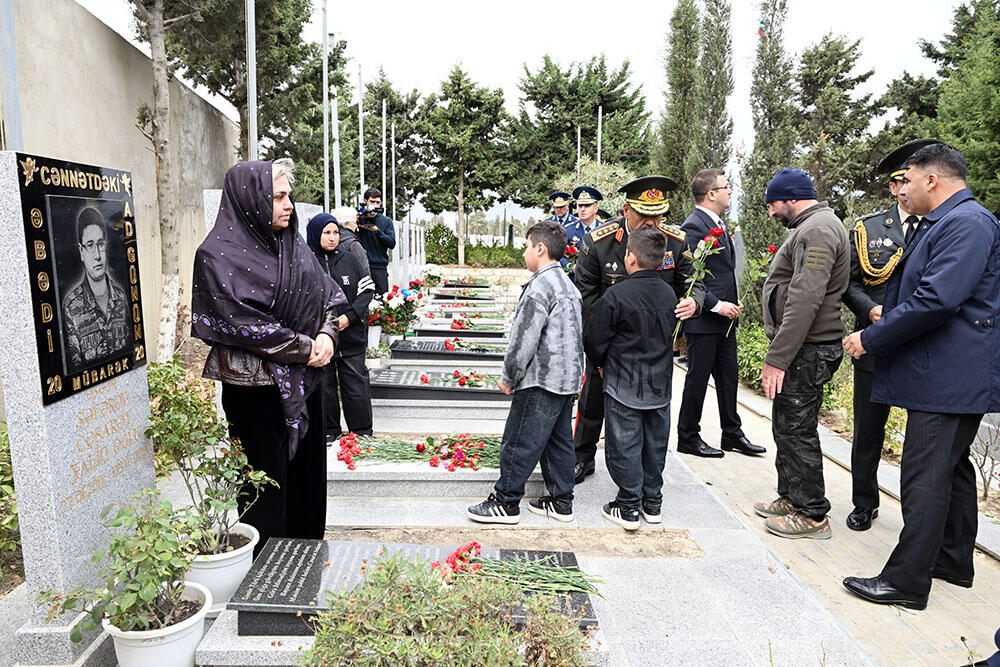 Müdafiə Nazirliyinin kolektivi şəhidlərin xatirəsini yad edib