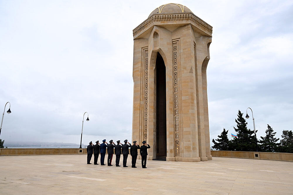 Müdafiə Nazirliyinin kolektivi şəhidlərin xatirəsini yad edib