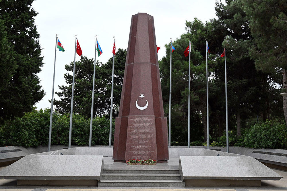 Müdafiə Nazirliyinin kolektivi şəhidlərin xatirəsini yad edib