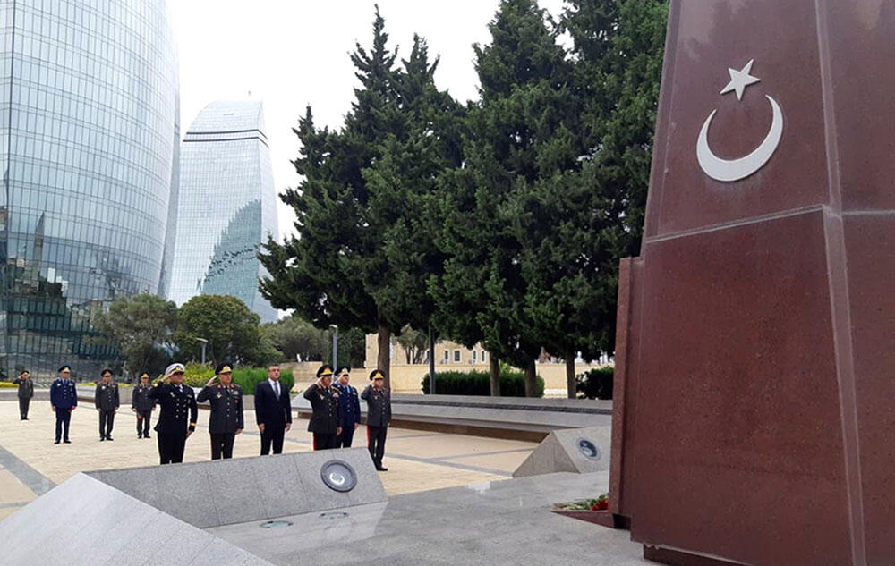 Müdafiə Nazirliyinin kolektivi şəhidlərin xatirəsini yad edib