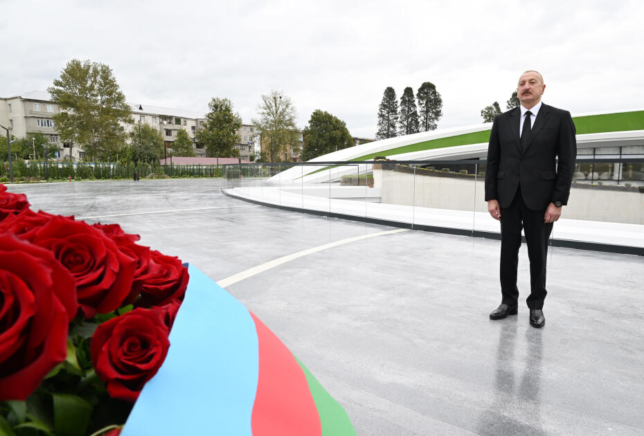 Президент Ильхам Алиев в связи с Днем памяти почтил минутой молчания память шехидов Отечественной войны
