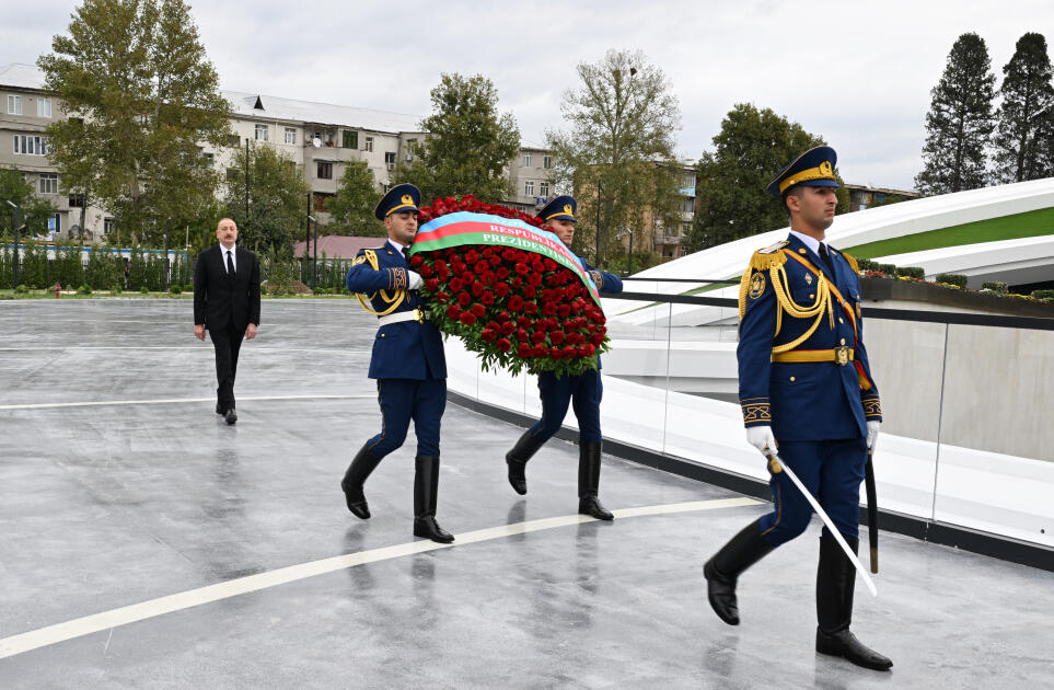 Prezident İlham Əliyev Anım Günü ilə əlaqədar Vətən müharibəsi şəhidlərinin xatirəsini bir dəqiqəlik sükutla yad edib