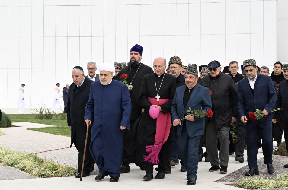 Dövlət və hökumət rəsmiləri Zəfər parkını ziyarət edirlər