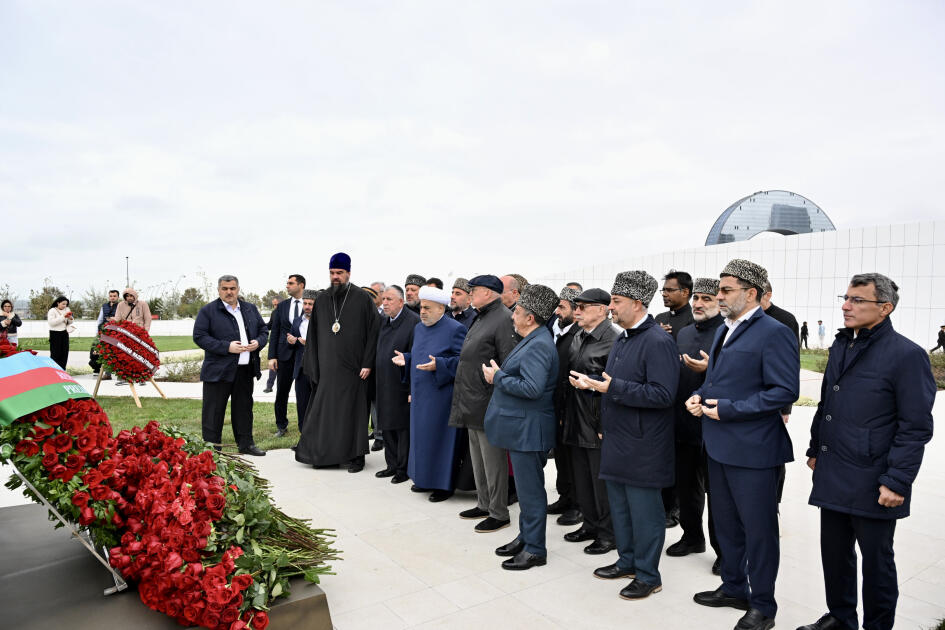 Dövlət və hökumət rəsmiləri Zəfər parkını ziyarət edirlər