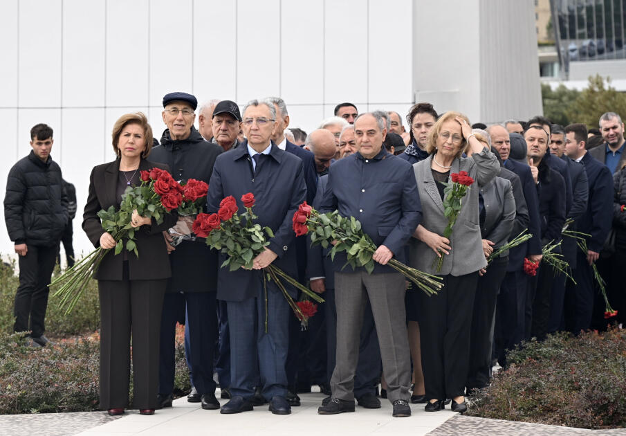 Dövlət və hökumət rəsmiləri Zəfər parkını ziyarət edirlər