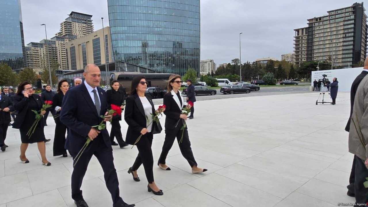 Dövlət və hökumət rəsmiləri Zəfər parkını ziyarət edirlər