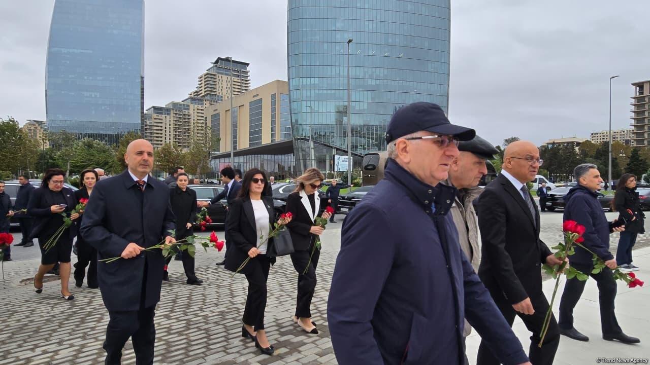 Dövlət və hökumət rəsmiləri Zəfər parkını ziyarət edirlər
