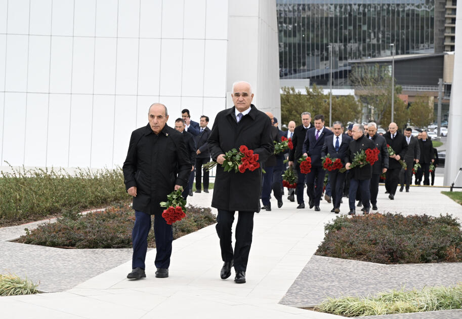 Dövlət və hökumət rəsmiləri Zəfər parkını ziyarət edirlər
