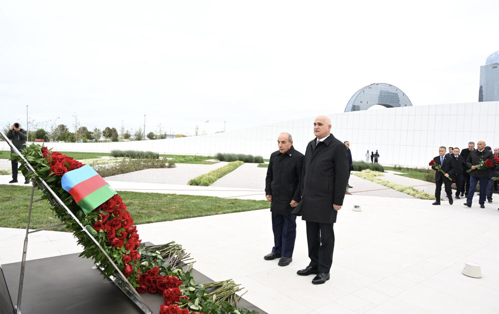 Dövlət və hökumət rəsmiləri Zəfər parkını ziyarət edirlər