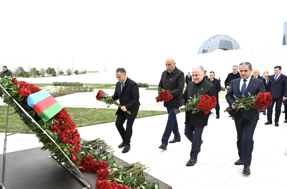 Dövlət və hökumət rəsmiləri Zəfər parkını ziyarət edirlər
