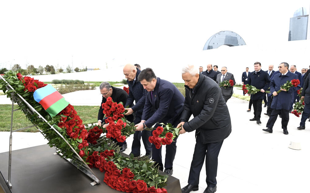 Dövlət və hökumət rəsmiləri Zəfər parkını ziyarət edirlər