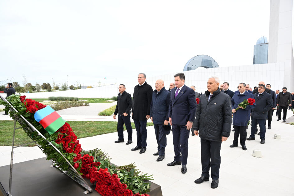 Dövlət və hökumət rəsmiləri Zəfər parkını ziyarət edirlər