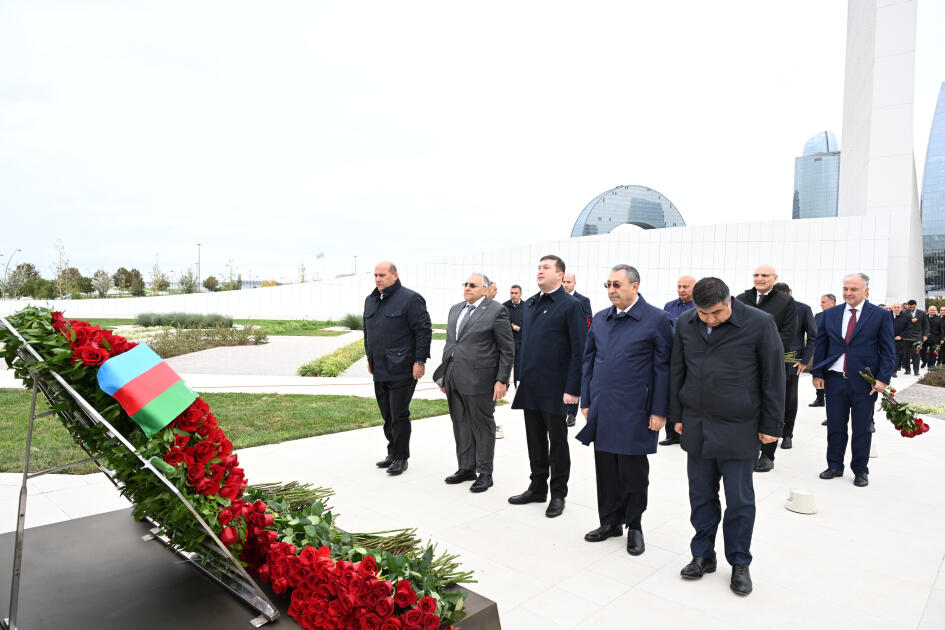 Dövlət və hökumət rəsmiləri Zəfər parkını ziyarət edirlər
