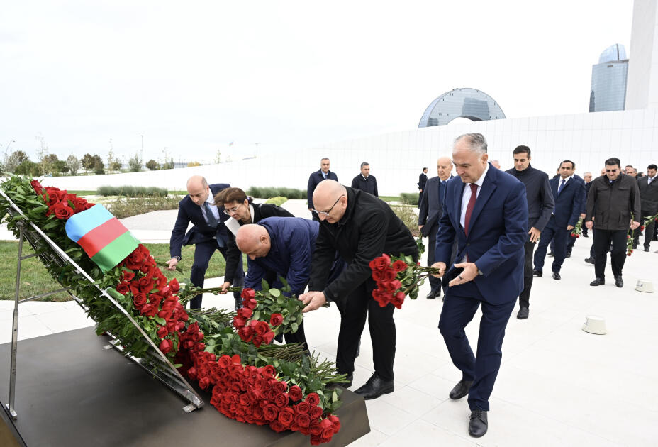 Dövlət və hökumət rəsmiləri Zəfər parkını ziyarət edirlər