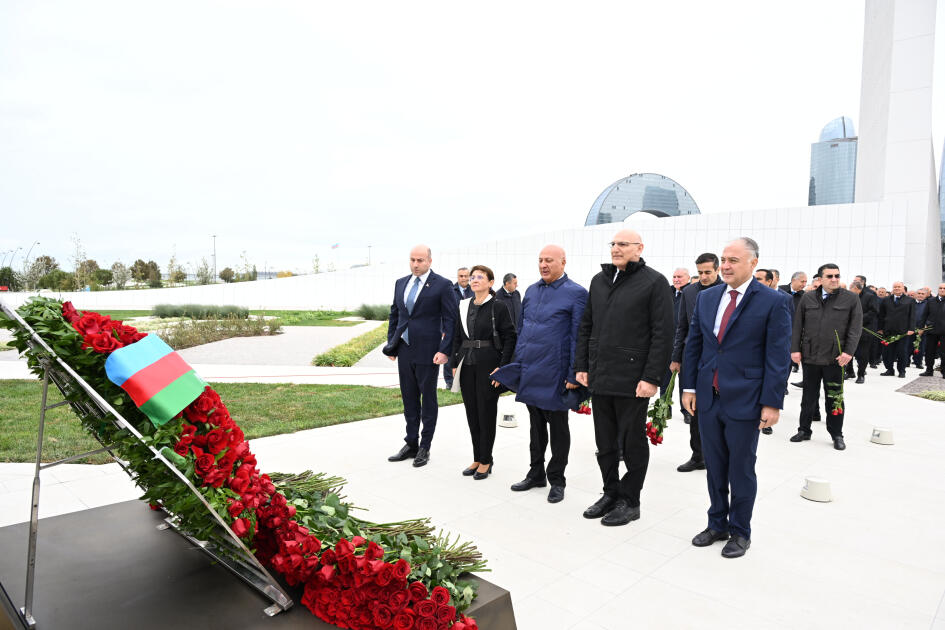 Dövlət və hökumət rəsmiləri Zəfər parkını ziyarət edirlər
