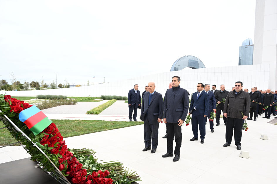 Dövlət və hökumət rəsmiləri Zəfər parkını ziyarət edirlər