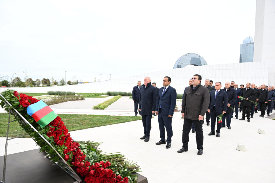 Dövlət və hökumət rəsmiləri Zəfər parkını ziyarət edirlər