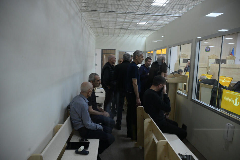 Ermənistan silahlı qüvvələrinin Aprel döyüşləri zamanı beynəlxalq humanitar hüquq normalarını pozaraq mülki şəxsləri və mülki obyektləri atəşə tutması ilə bağlı sənədlər məhkəmədə tədqiq olunub