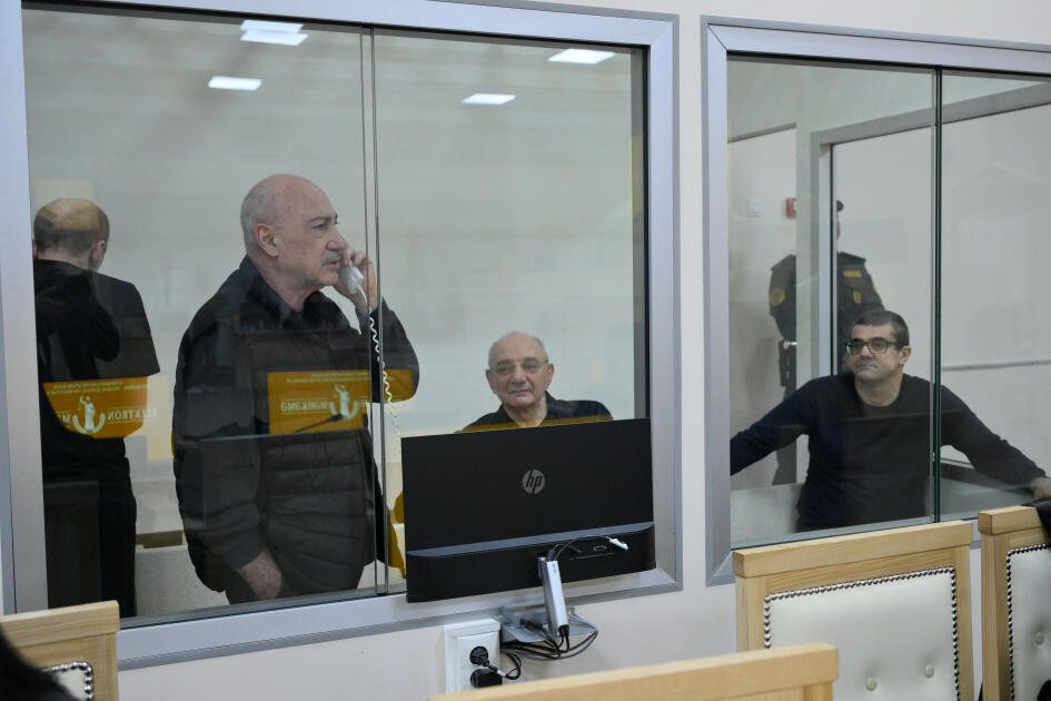 Ermənistan silahlı qüvvələrinin Aprel döyüşləri zamanı beynəlxalq humanitar hüquq normalarını pozaraq mülki şəxsləri və mülki obyektləri atəşə tutması ilə bağlı sənədlər məhkəmədə tədqiq olunub