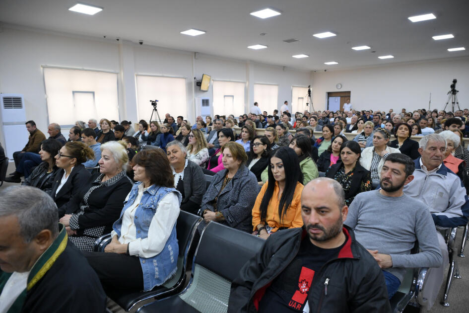 Ermənistan silahlı qüvvələrinin Aprel döyüşləri zamanı beynəlxalq humanitar hüquq normalarını pozaraq mülki şəxsləri və mülki obyektləri atəşə tutması ilə bağlı sənədlər məhkəmədə tədqiq olunub