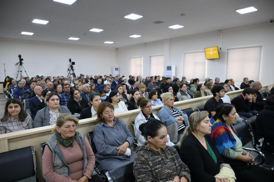 Ermənistan silahlı qüvvələrinin Aprel döyüşləri zamanı beynəlxalq humanitar hüquq normalarını pozaraq mülki şəxsləri və mülki obyektləri atəşə tutması ilə bağlı sənədlər məhkəmədə tədqiq olunub