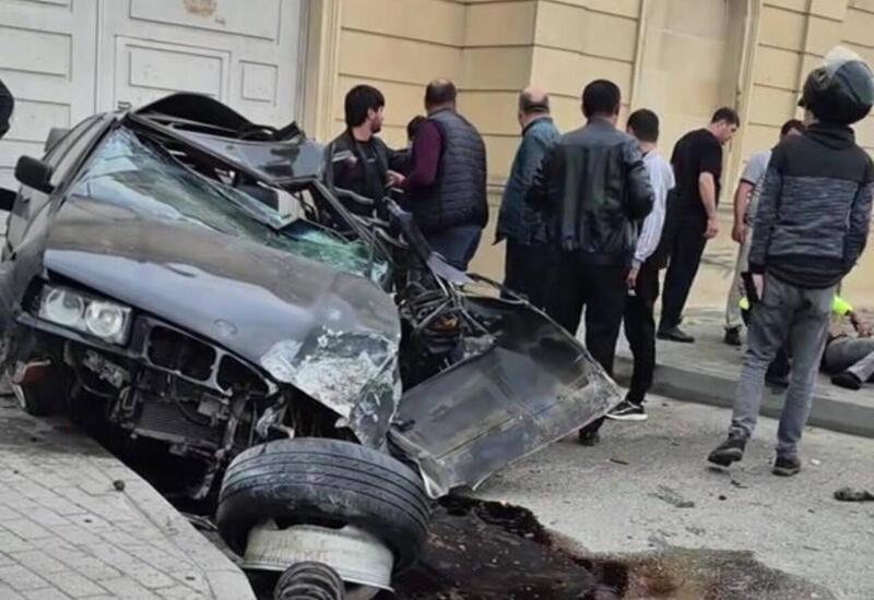 В Баку BMW разбился о бордюр