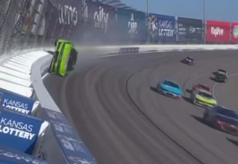 Гонщик NASCAR эпично проехал по стене на скорости 320 км/ч