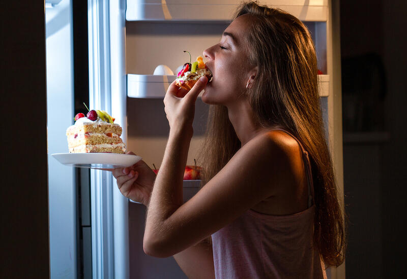 Названы опасные продукты, вызывающие зависимость у женщин