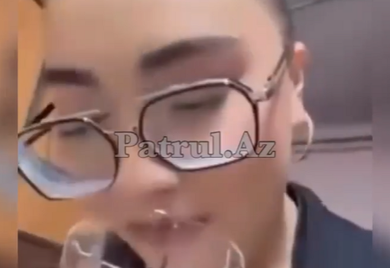 Stəkana tüpürüb müştərilərə çay süzdü