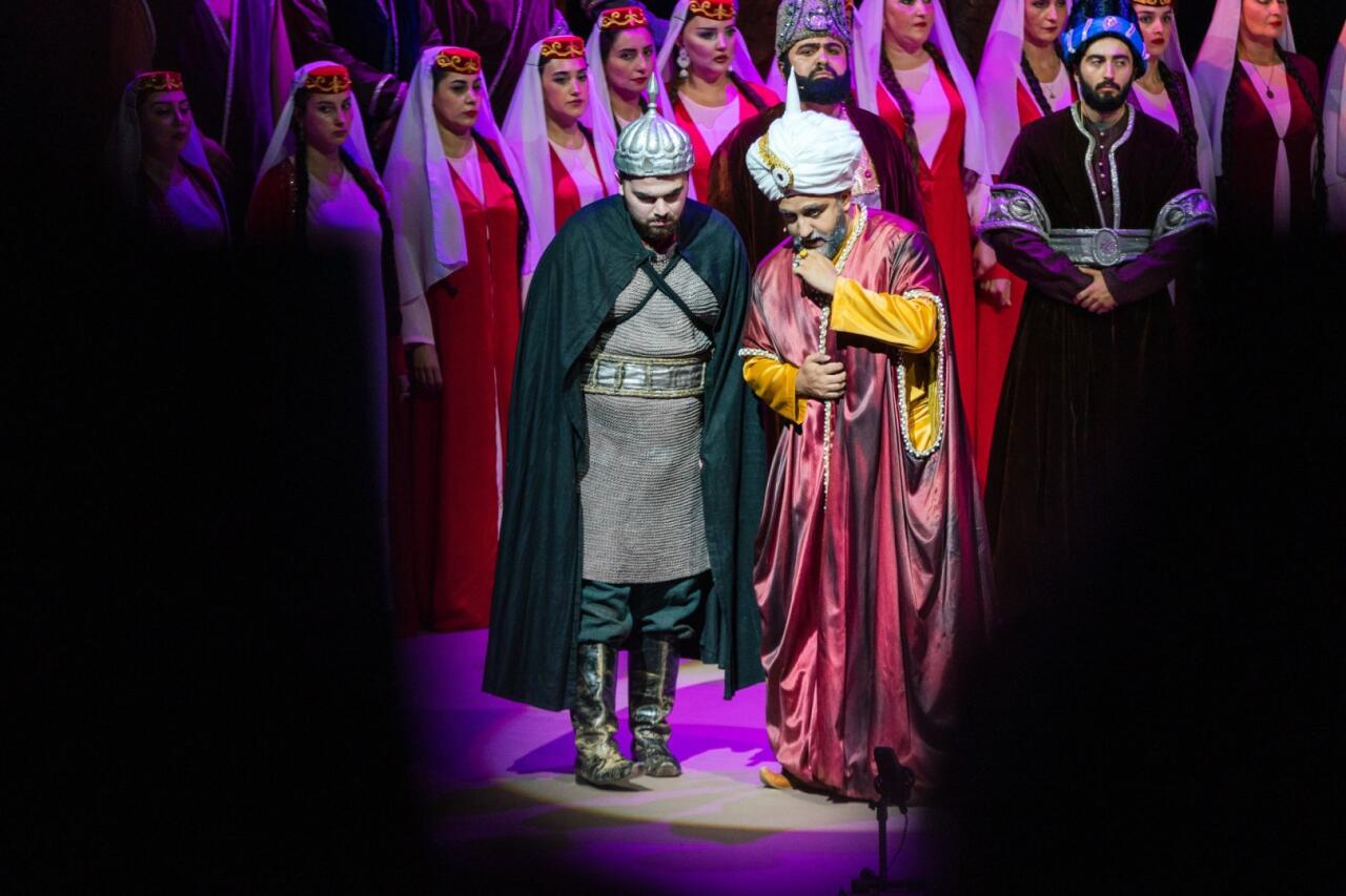 Торжественная церемония закрытия фестиваля Узеира Гаджибейли ознаменовалась грандиозной оперой "Кёроглу" в новой постановке