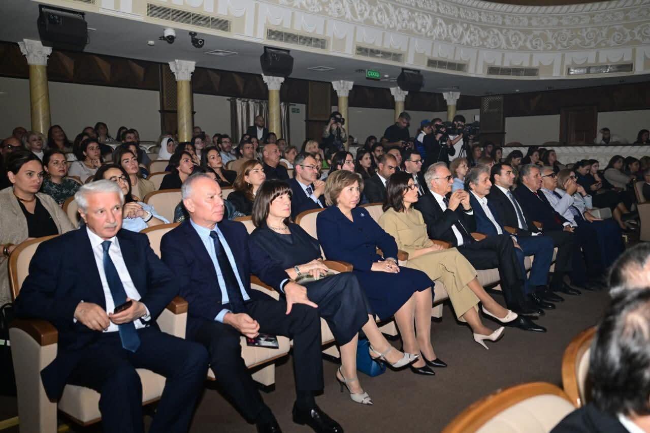 В Баку состоялась премьера спектакля "Baş"