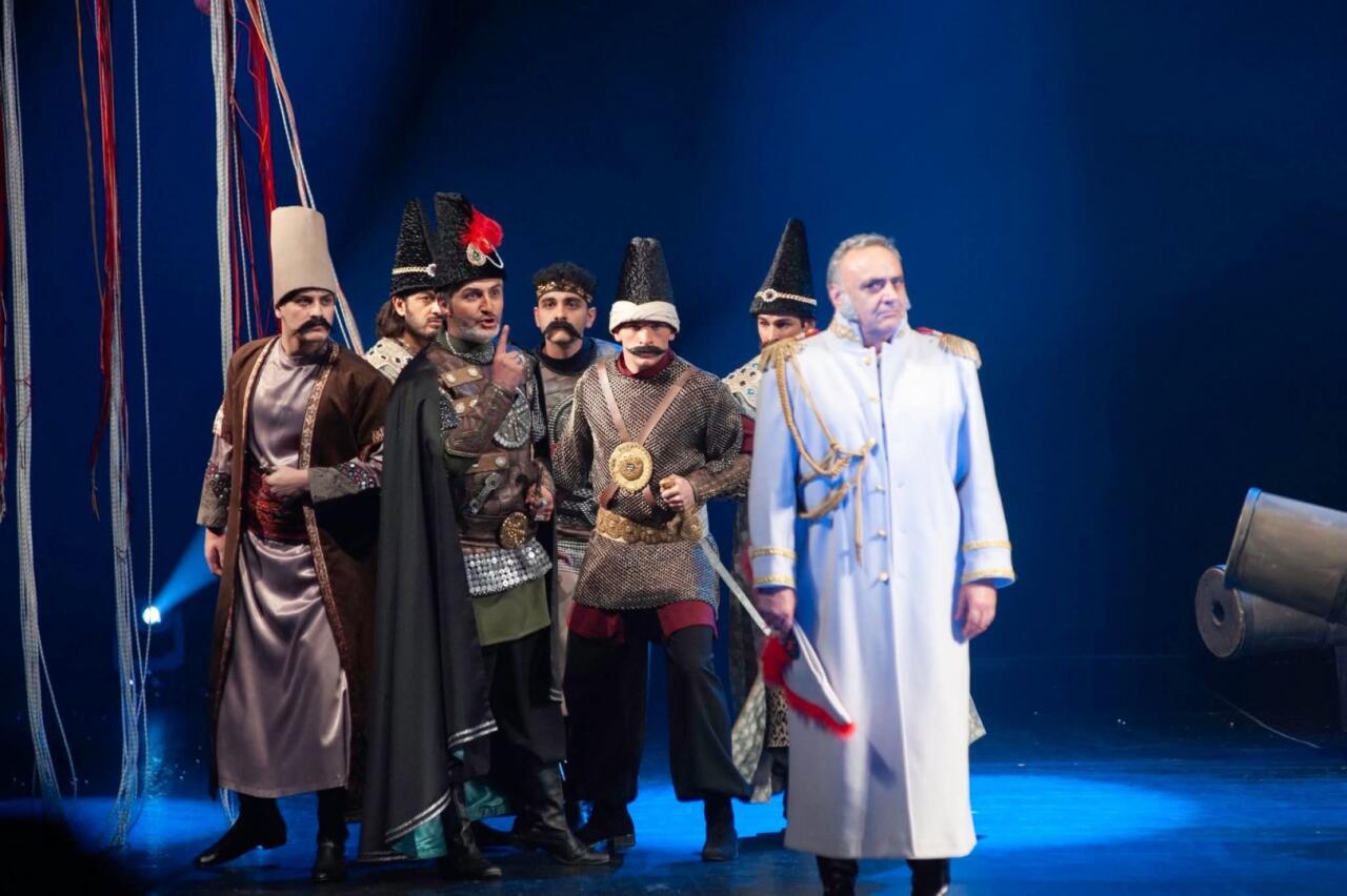 В Баку состоялась премьера спектакля "Baş"