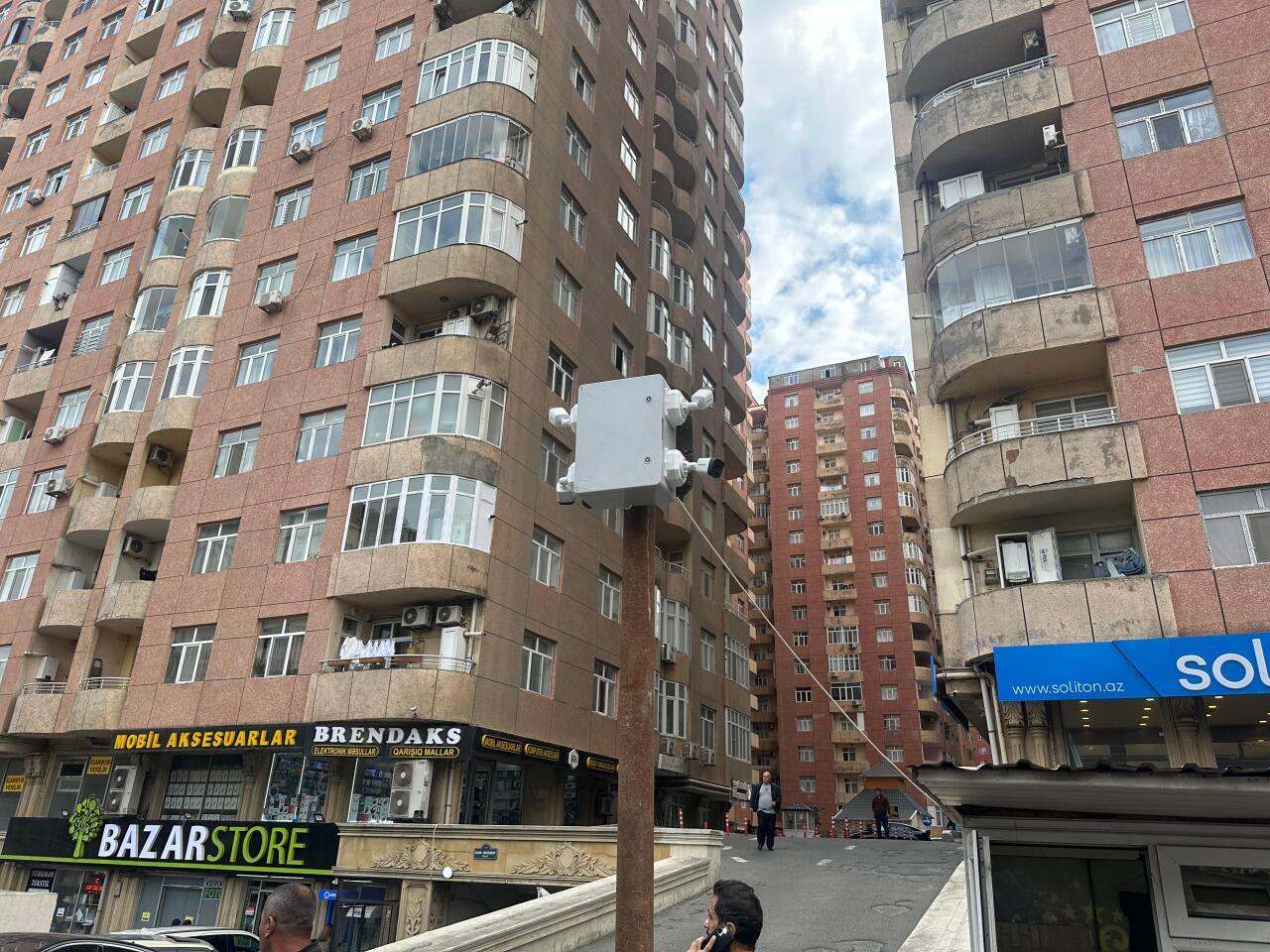 В Баку у жилых домов появились камеры