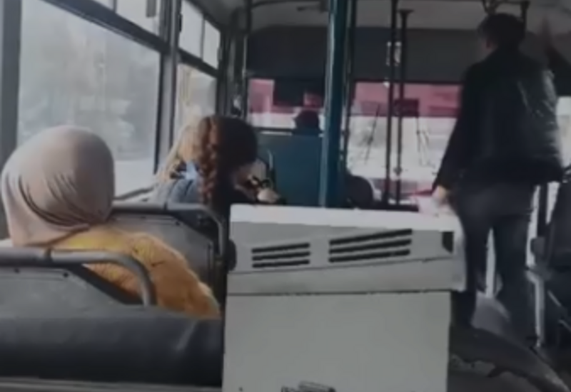 Avtobus sürücüsü “mənim vaxtım bitdi” deyib sərnişinləri yarı yolda qoydu