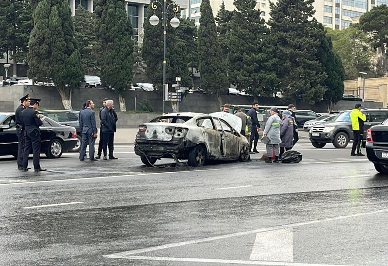 В центре Баку сгорел автомобиль