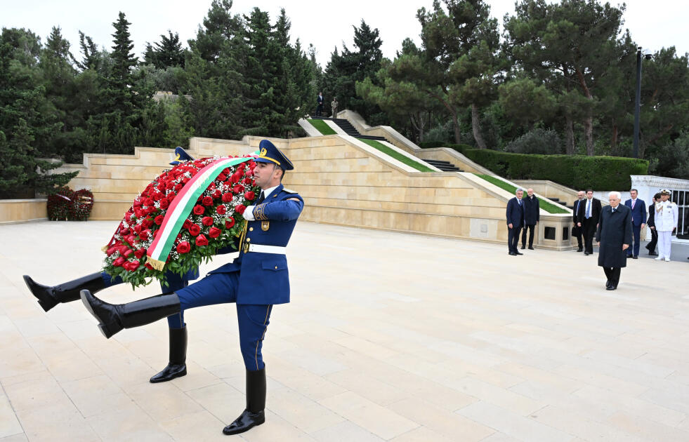 İtaliya Prezidenti Bakıda şəhidlərin xatirəsini anıb