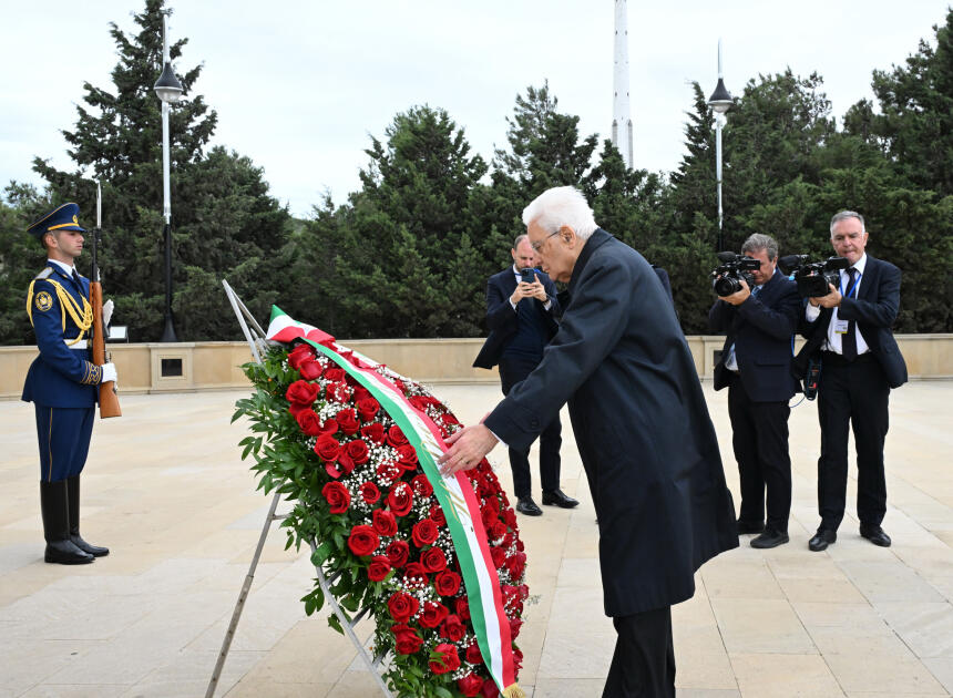 İtaliya Prezidenti Bakıda şəhidlərin xatirəsini anıb