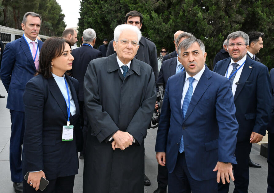 İtaliya Prezidenti Bakıda şəhidlərin xatirəsini anıb