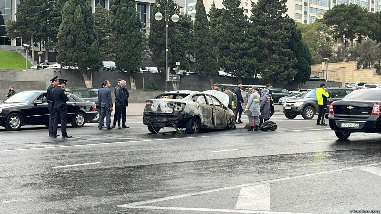 В центре Баку сгорел автомобиль