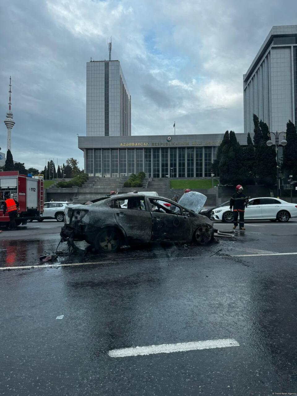В центре Баку сгорел автомобиль