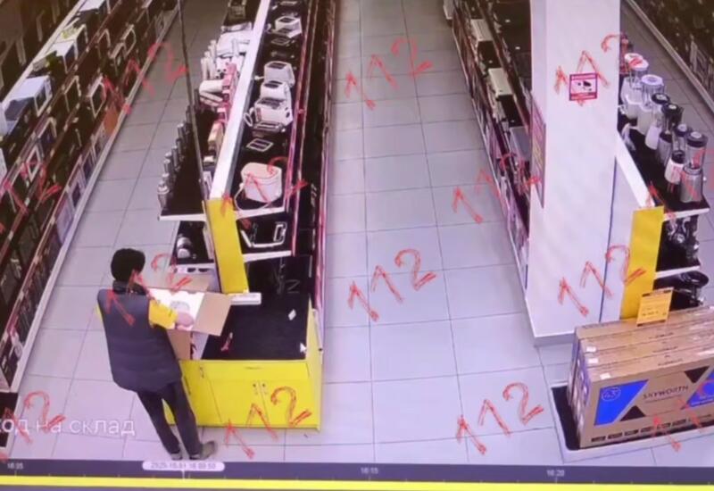 На сотрудника магазина в России напала обезьяна
