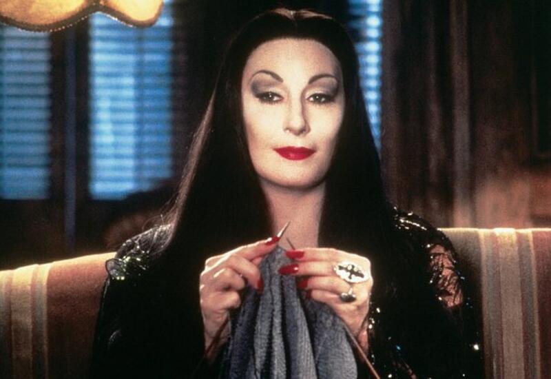 Прическа героини «Семейки Аддамс» стала трендом осени