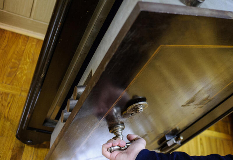 Məmurun evindən 340 min pul oğurlandı