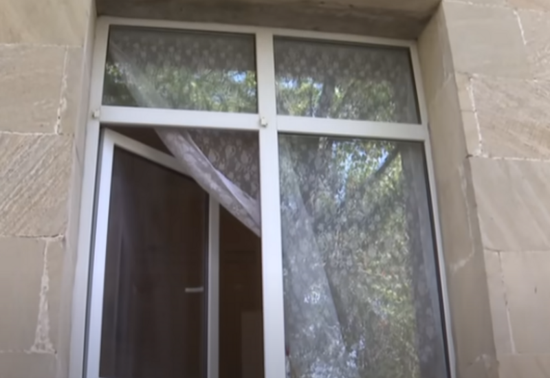 Rüşvət aldığı iddia edilən müəllim tualetin pəncərəsindən qaçdı