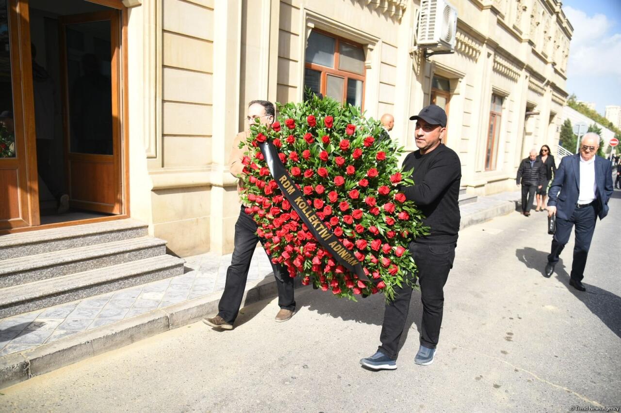 В Баку проходит церемония прощания с Огтаем Ширалиевым