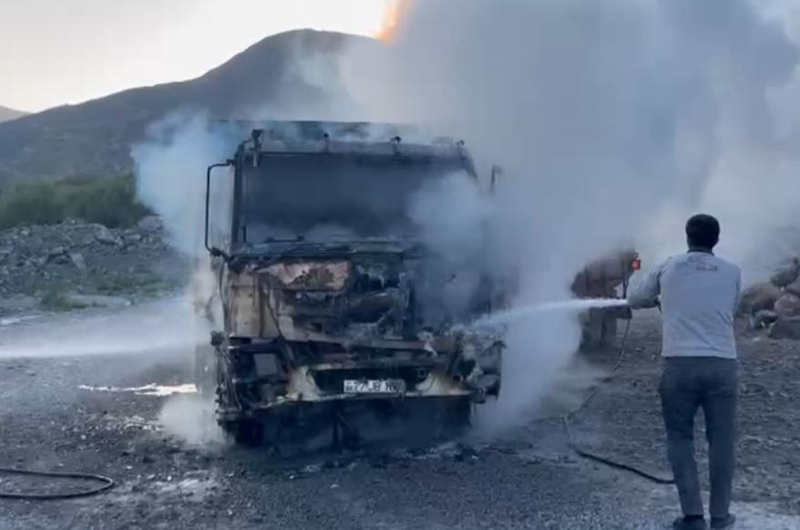В Зангилане сгорел грузовик